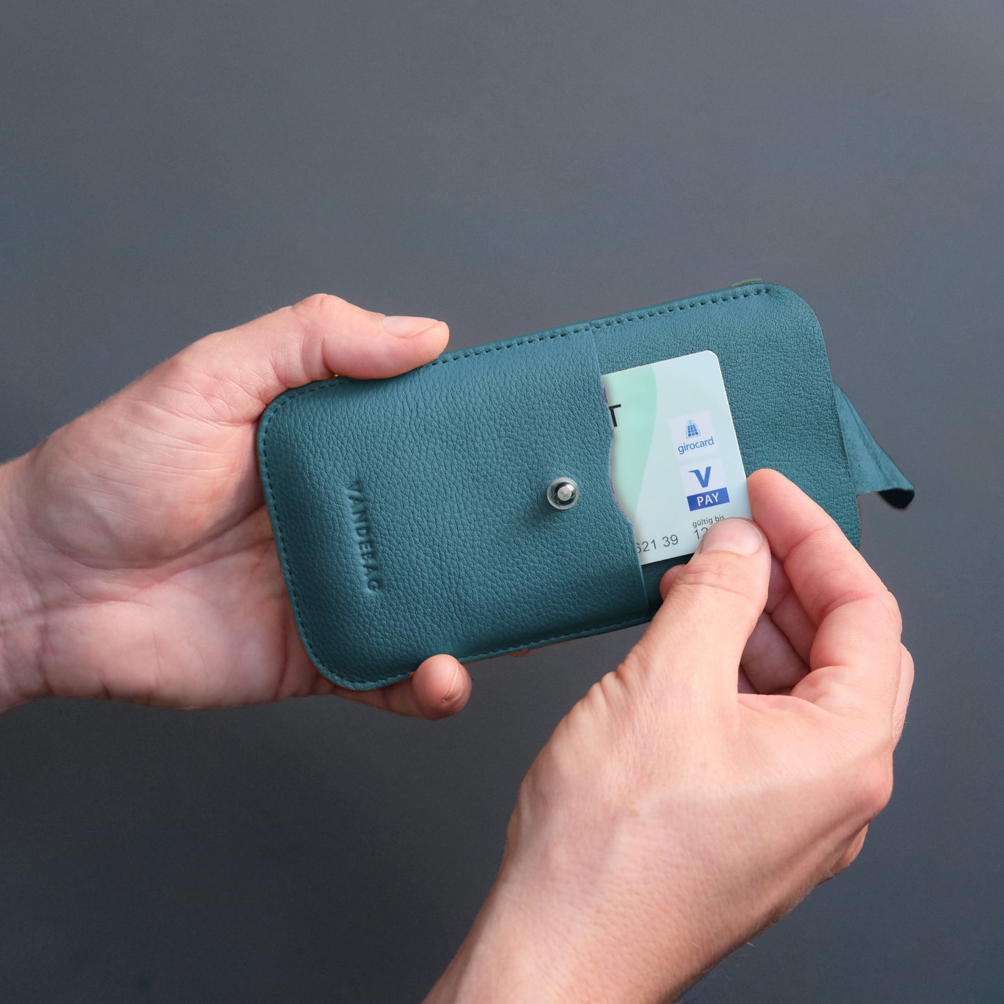 Handy Sleeve aus petrolfarbenem Leder mit Kartenfach