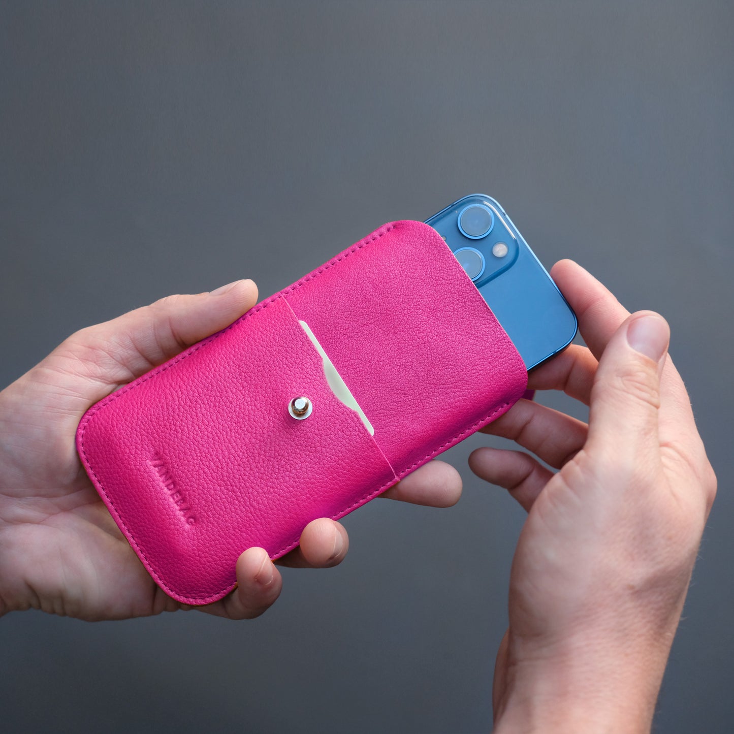 pinke Handy Hülle aus Leder mit blauem iPhone