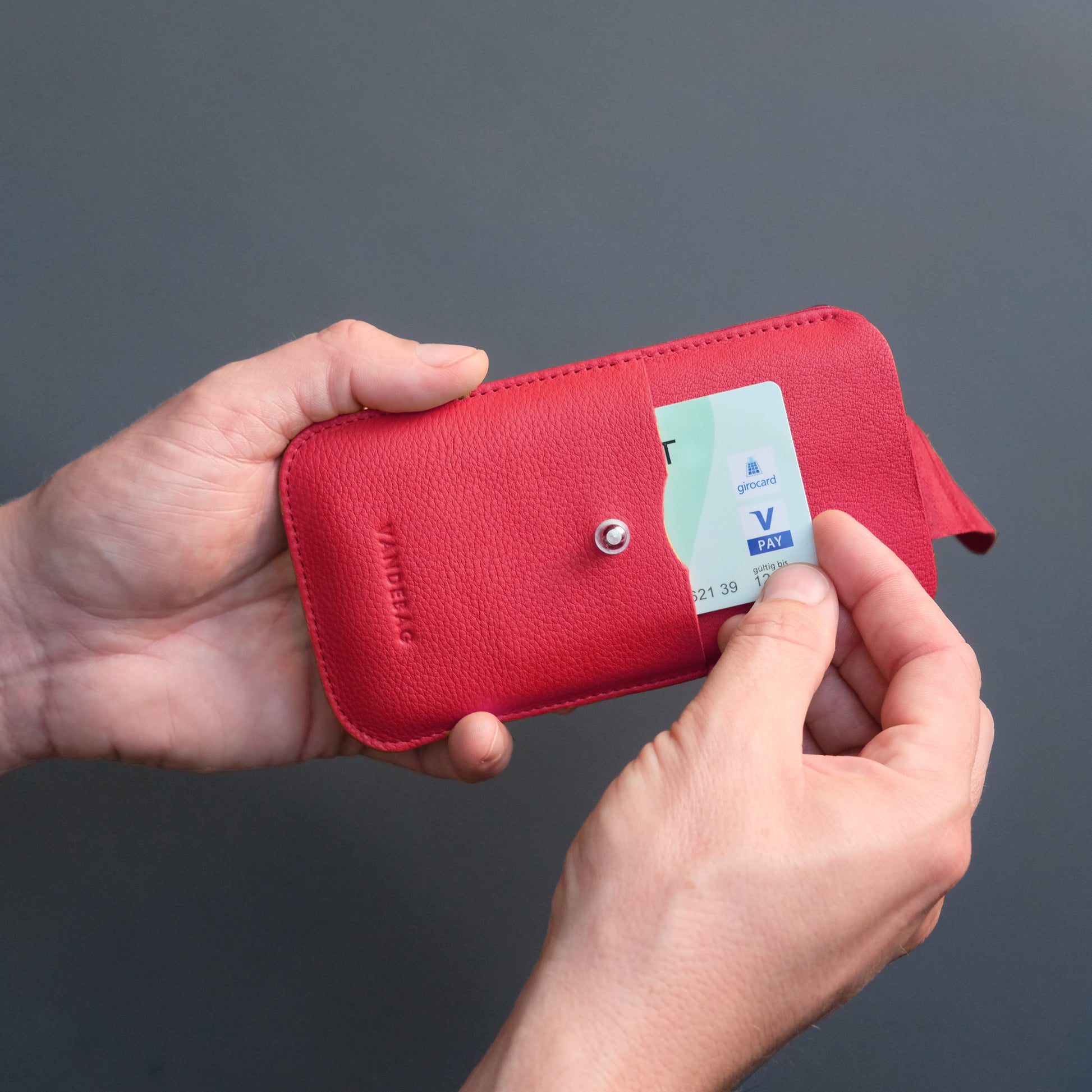 rote Handyhülle mit integriertem Kartenfach aus Leder