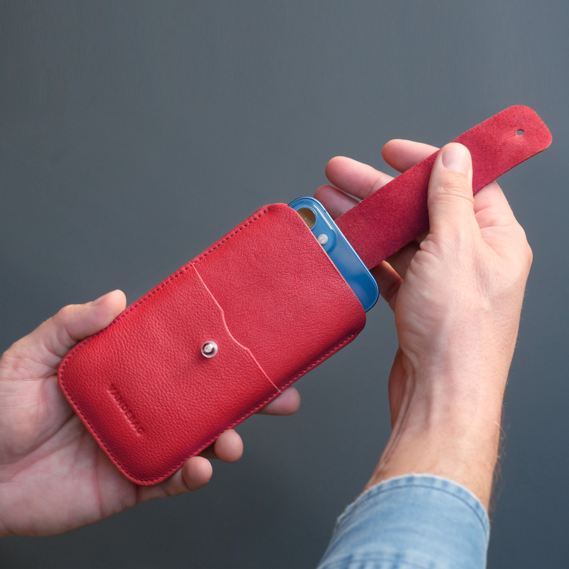 rotes Handyhülle aus Leder mit Zuglasche
