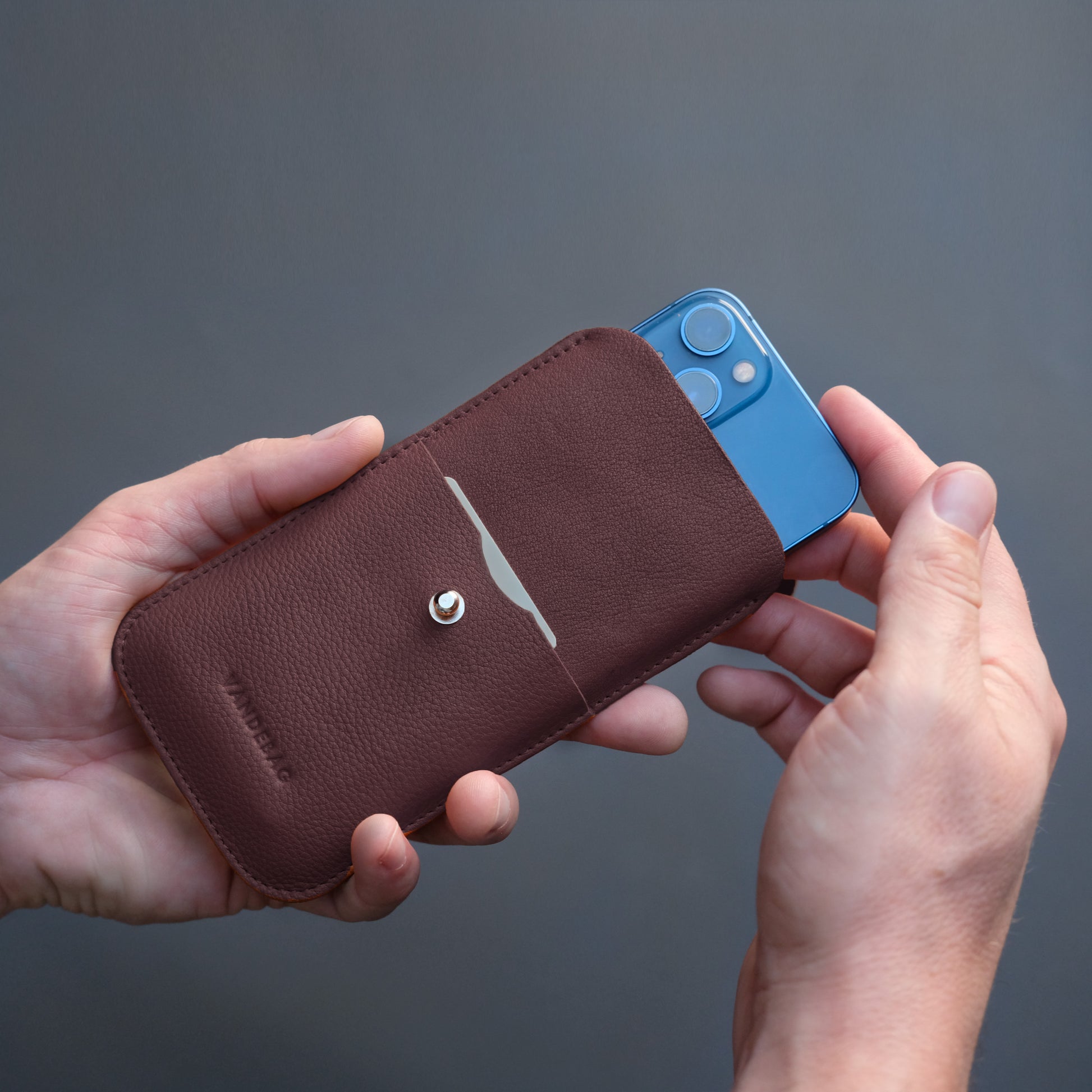 handysleeve aus dunkelbraunem Leder mit Kartenfach und blauem iPhone