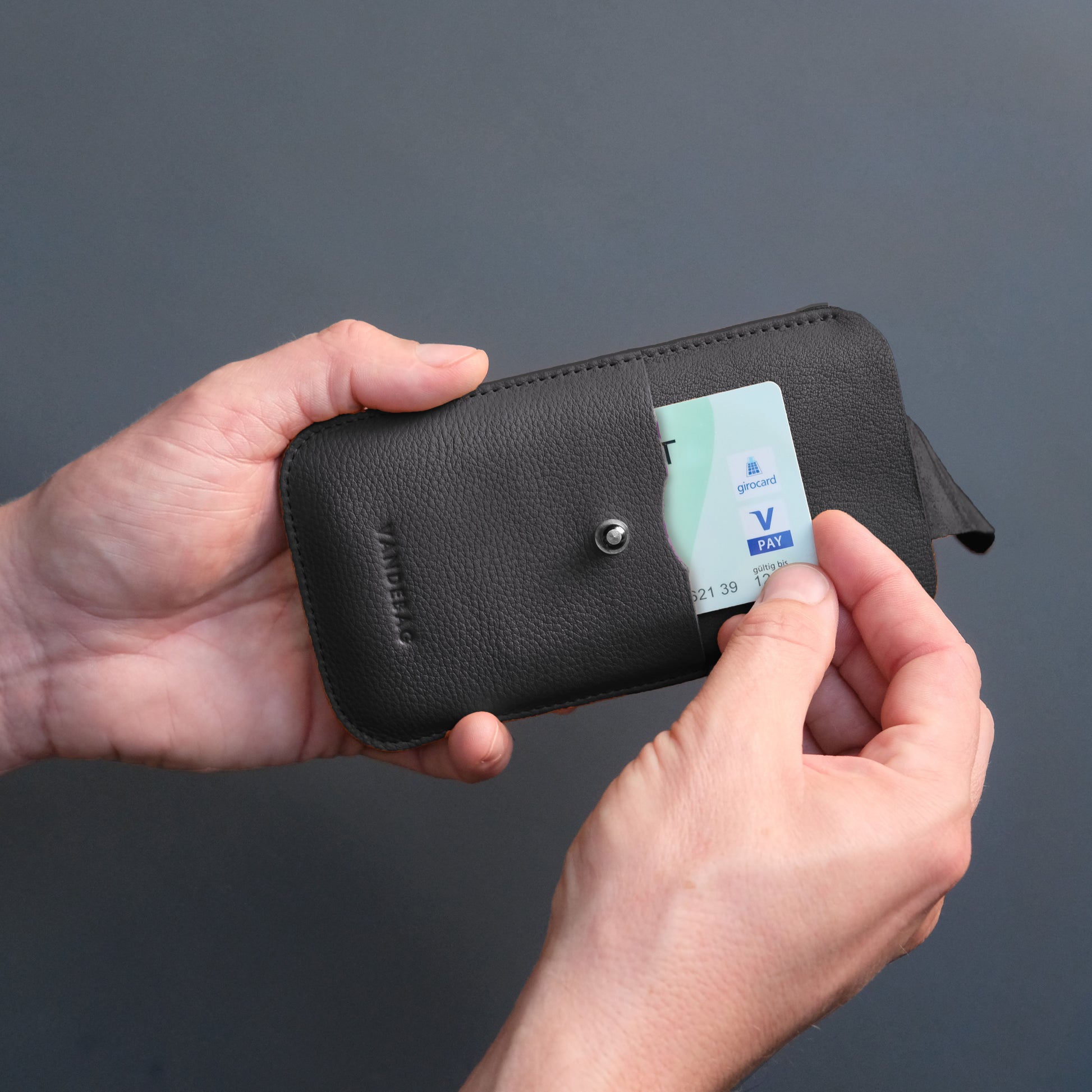 Handy Sleeve mit Kartenfach aus schwarzem Leder