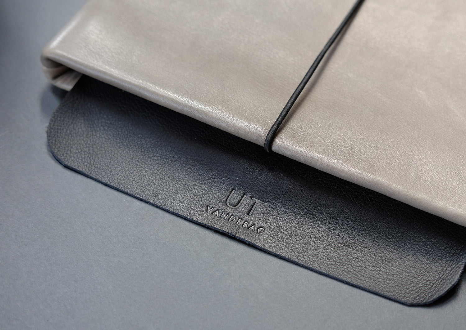 Laptophülle aus grauem Leder mit Initialen