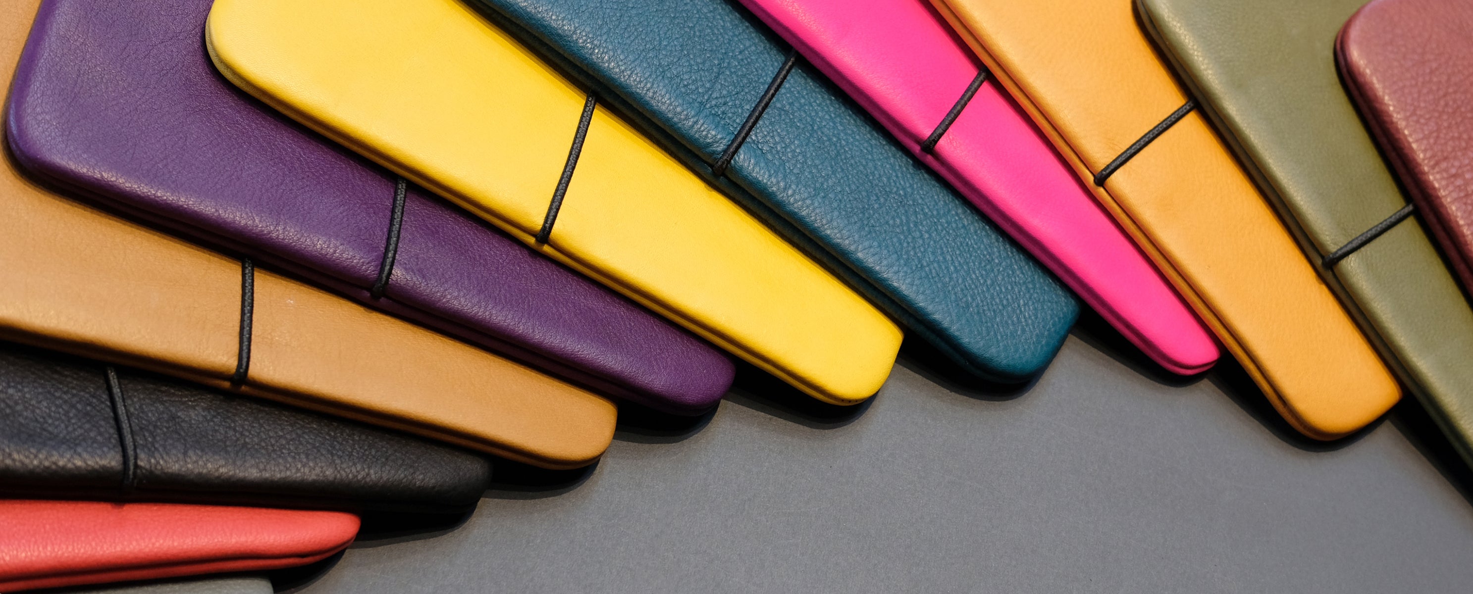 aufgreihte Notebookhüllen aus Leder in vielen unterschiedlichen Farben von Vandebag
