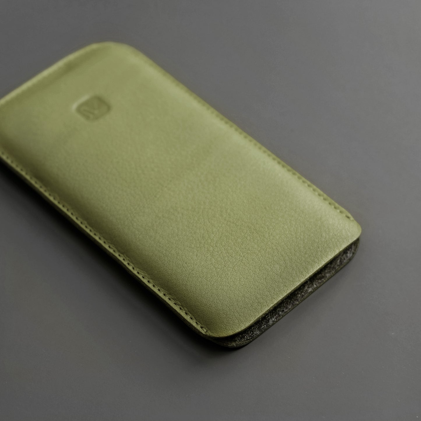 grünes iPhone Sleeve mit grauem Filz Futter