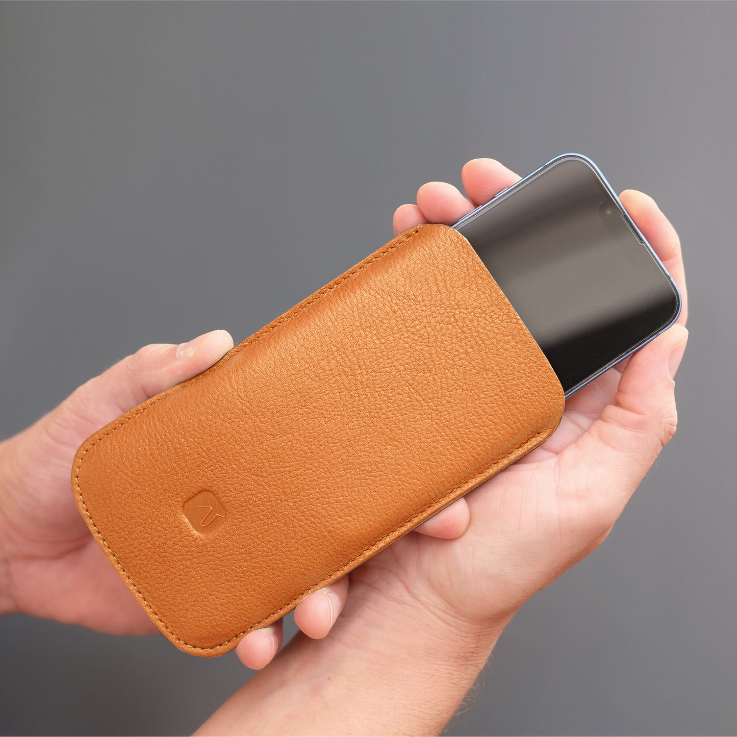 simple Handyhülle aus orangefarbenem Leder