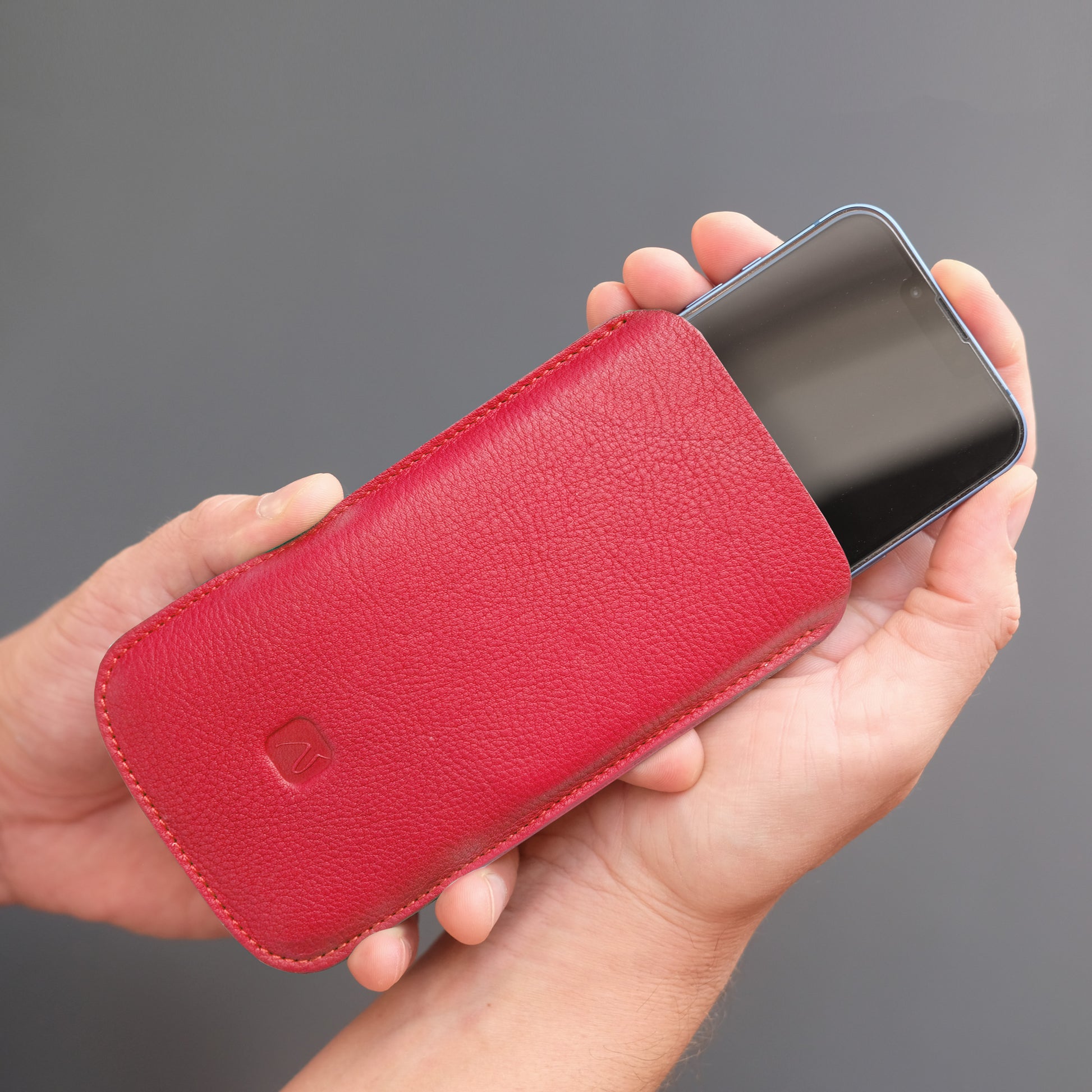rotes iPhone Sleeve aus Leder mit Handy