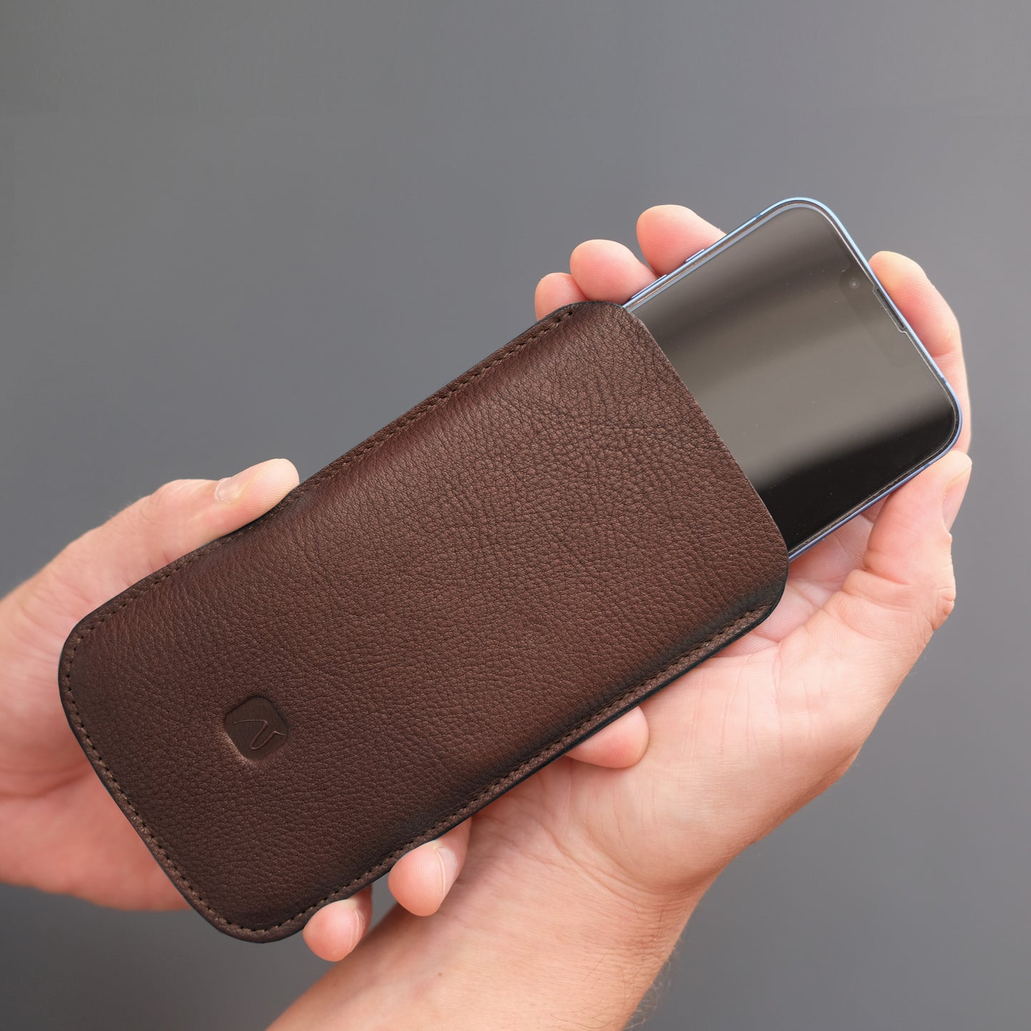 dunkelbraune iPhone Hülle aus Leder mit Handy