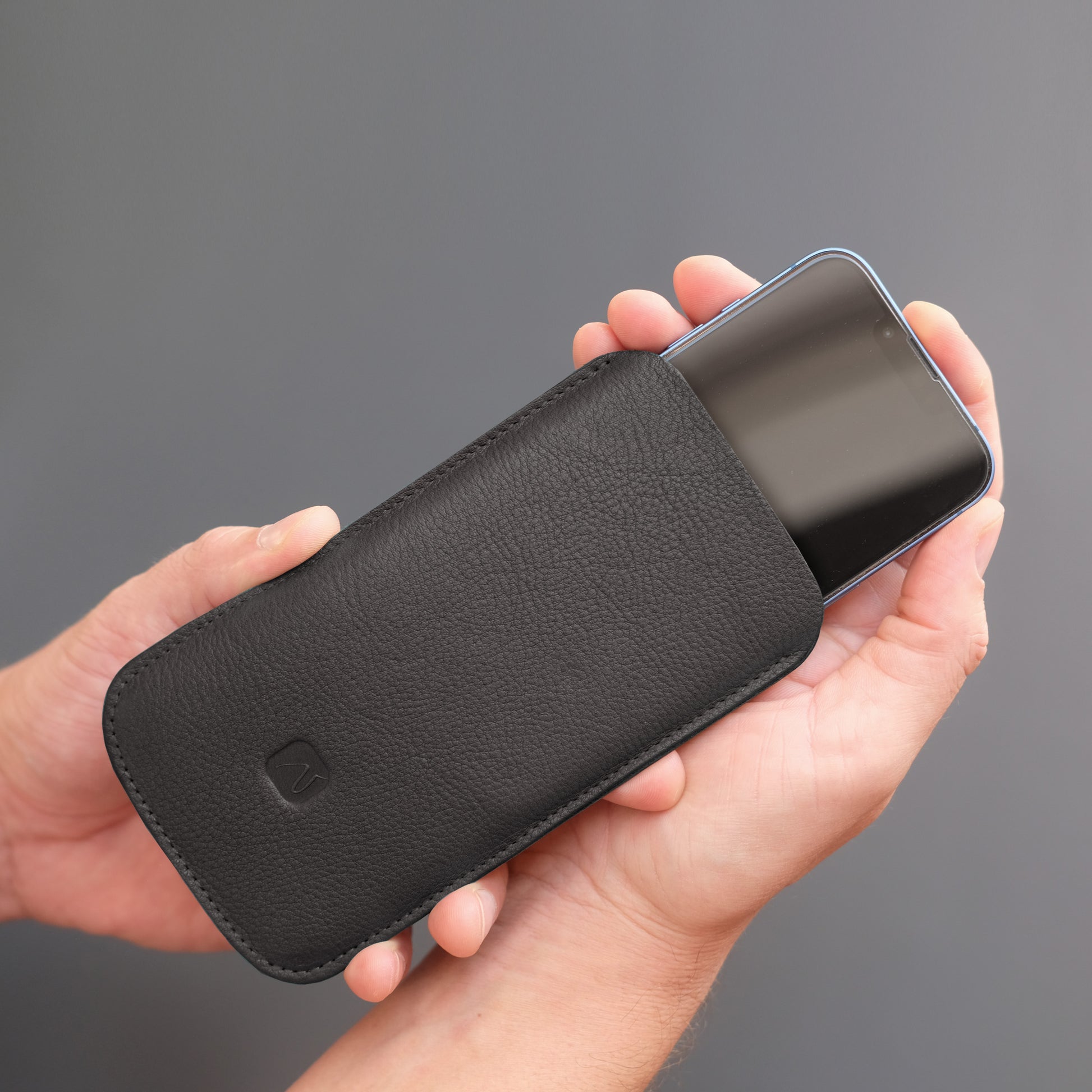 Handyhülle aus schwarzem Leder mit iPhone