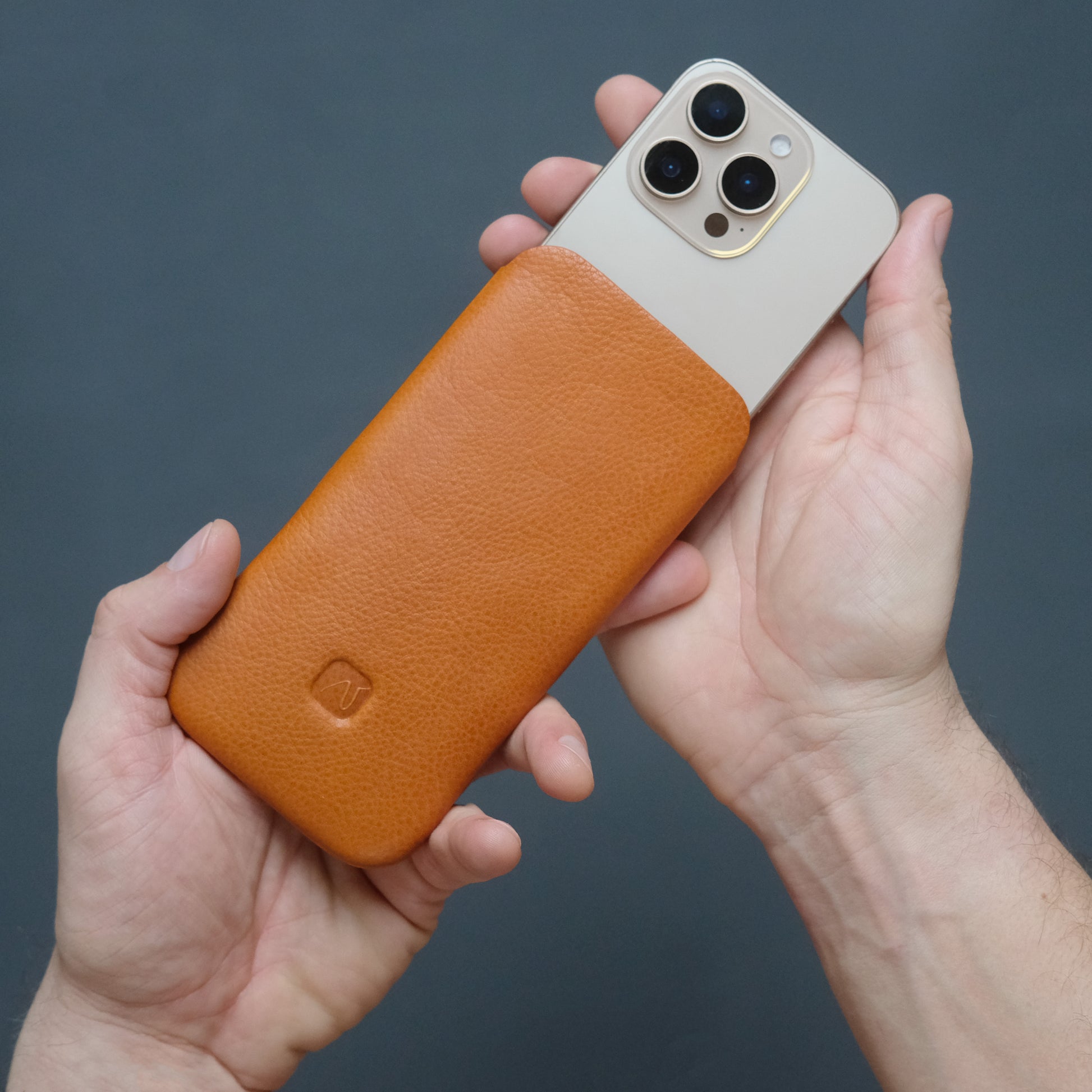 dünnes Handy Sleeve aus Leder in orange