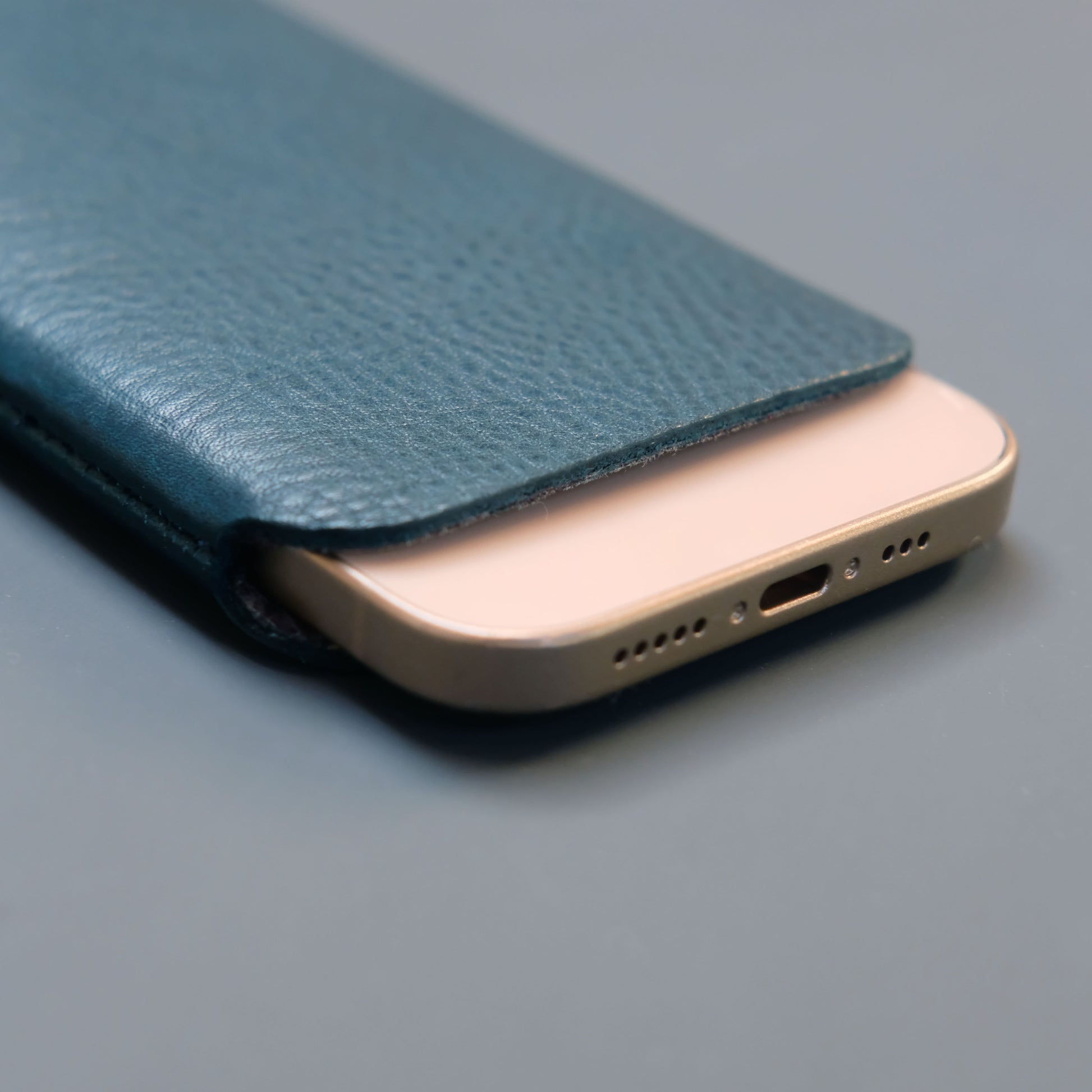 dünnes iPhone Sleeve aus petrolfarbenem Leder Made in germany