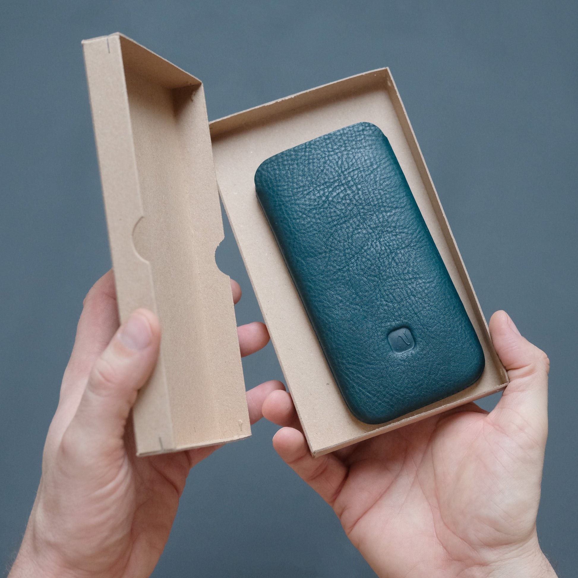 petrolfarbene Slim Sleeve iPhone Hülle