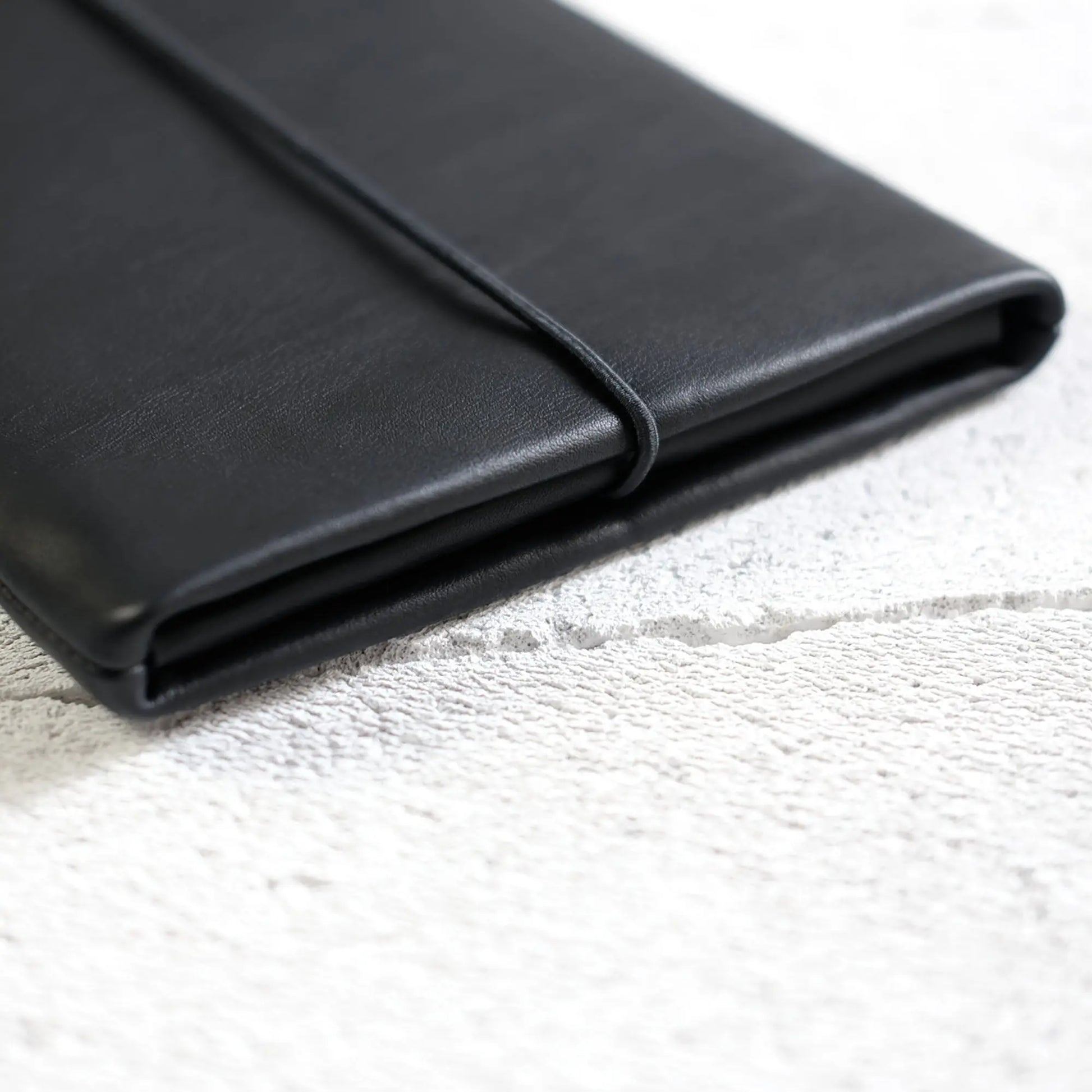 Lederhülle in schwarz für iPads mit geschlossener Klappe aus Leder