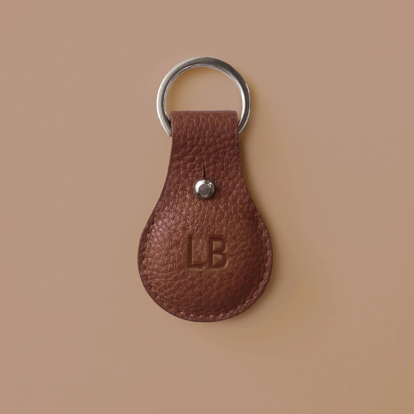 personalisierte, braune Airtaghülle aus Leder mit Initialen und Schlüsselring