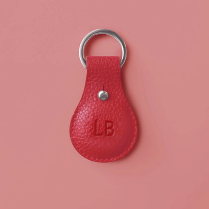 personalisierte Airtaghülle aus rotem Leder von Vandebag