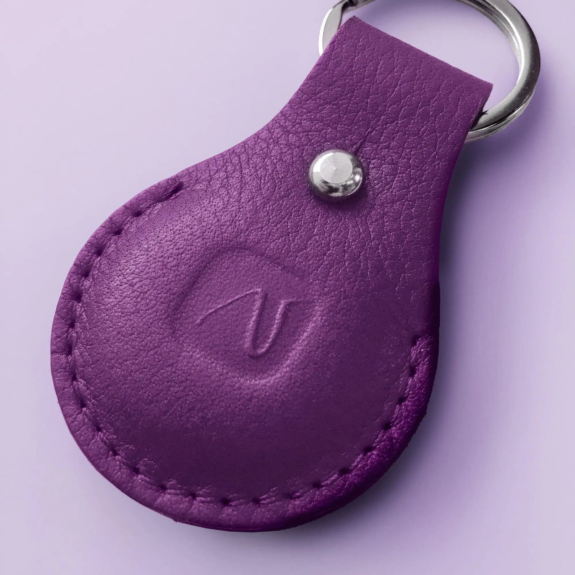 violetter Airtaganhänger aus Rindsleder mit Schlüsselring von Vandebag