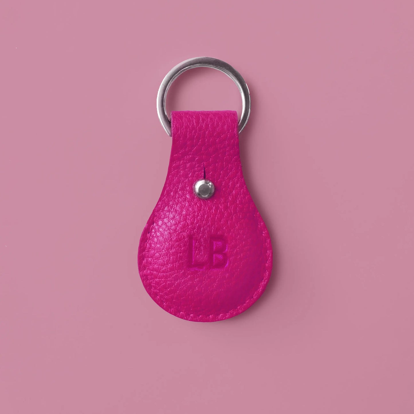 pinker Schlüsselanhänger für Airtags aus Leder mit geprägten Initialen