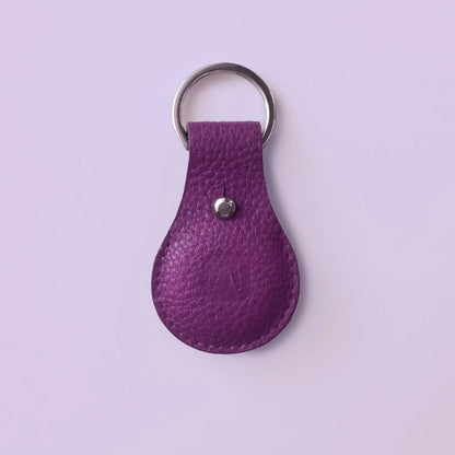 Airtaganhänger aus lila Leder mit Schlüsselring von Vandebag