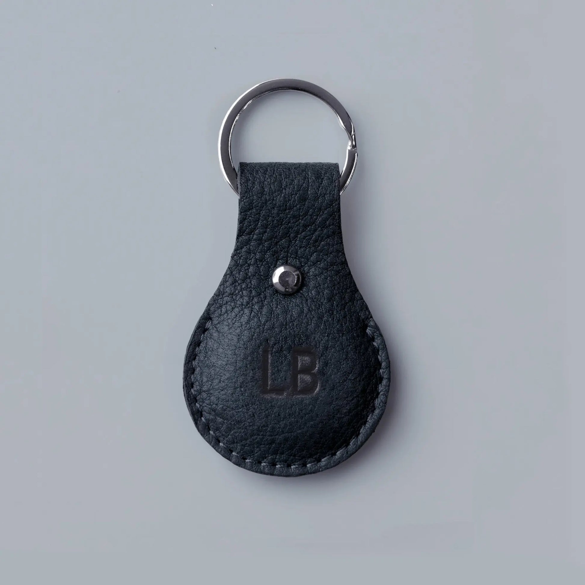 personalisierte Airtaghülle aus schwarzem Rindsleder mit Schlüsselring