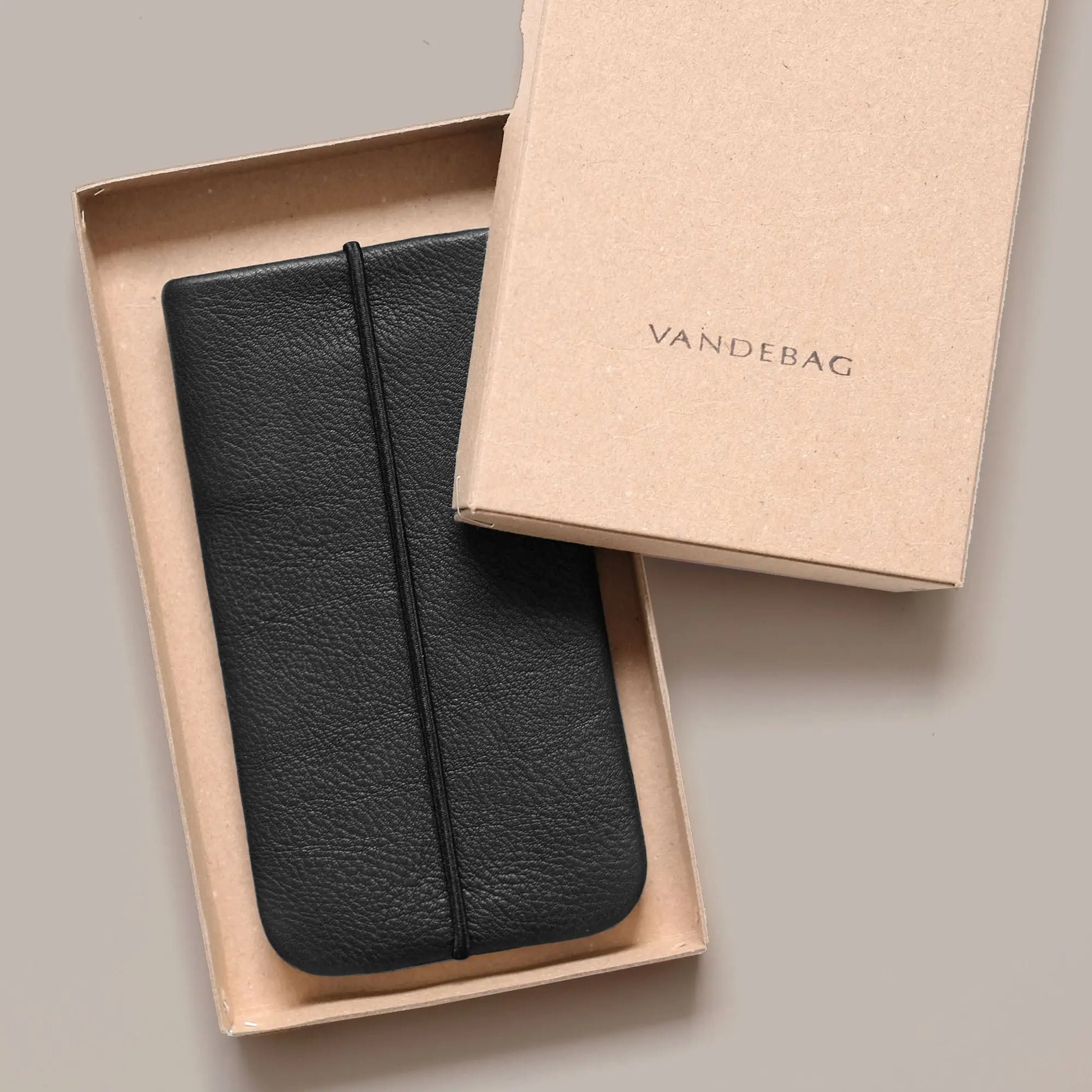 schwarze Lederhülle für iPhones liegt in Geschenkbox