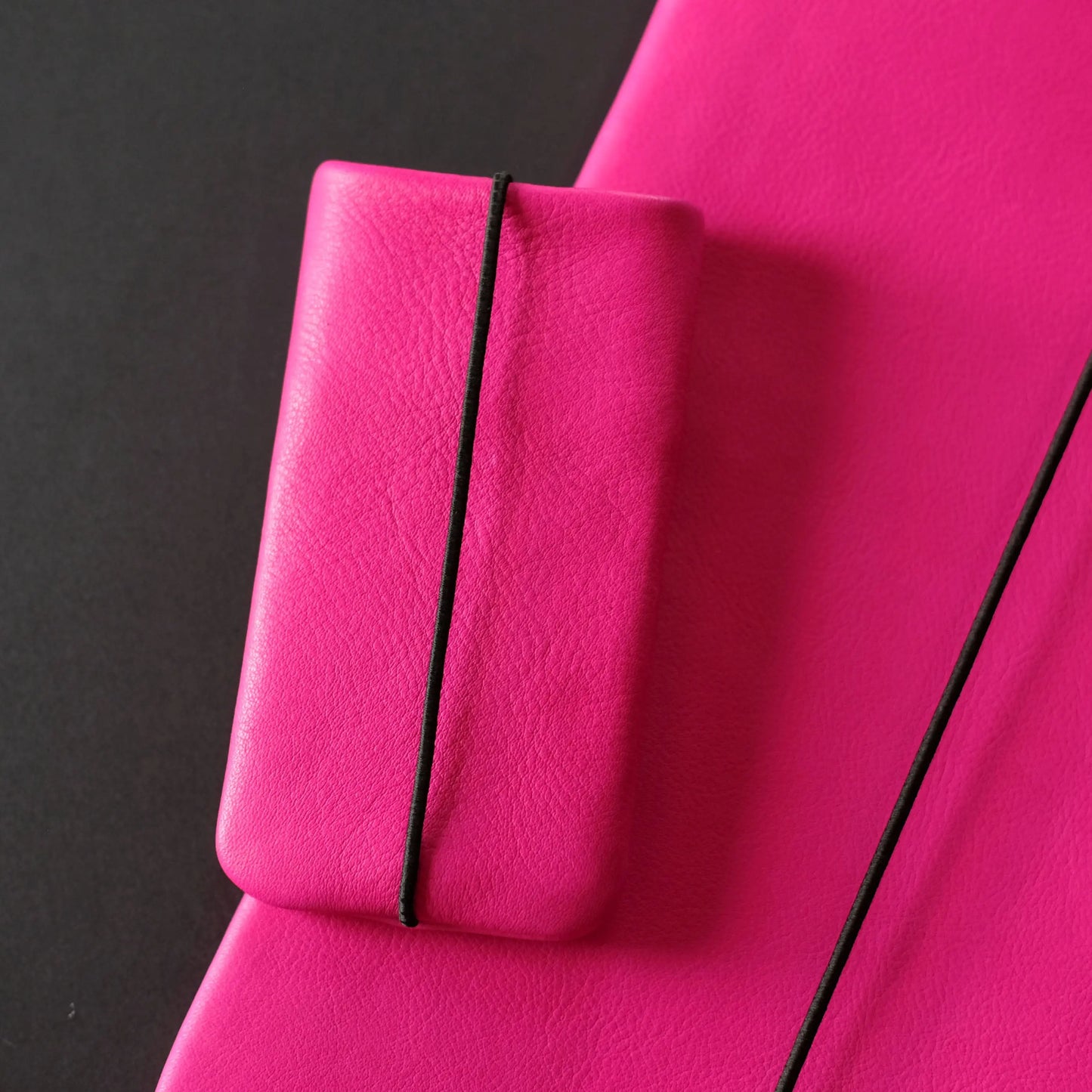 neonpinke Lederhülle für Smartphones mit passender Notebookhülle aus Leder