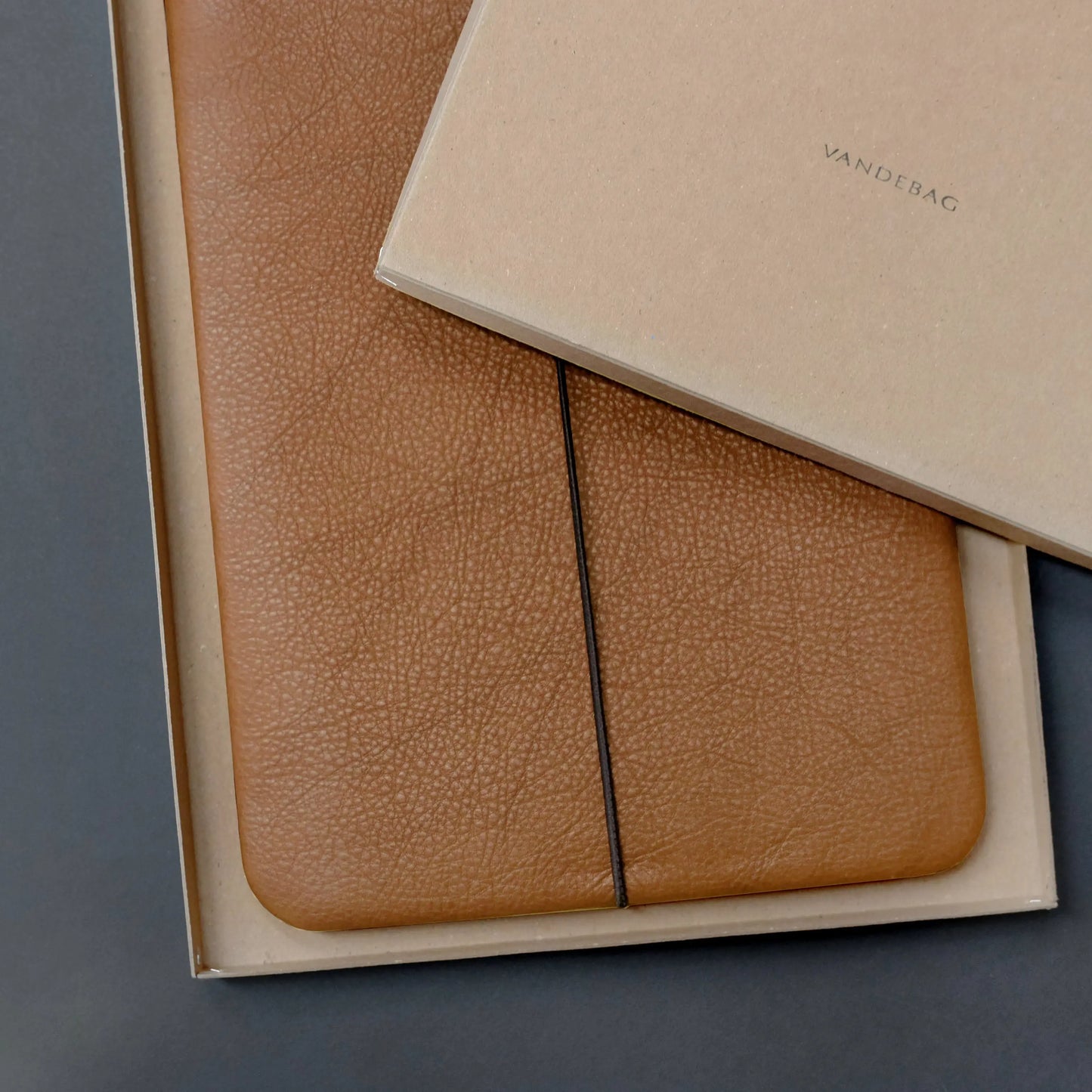 hellbraune Lederhülle für iPads von Vandebag liegt in einer hellbraunen Geschenkverpackung