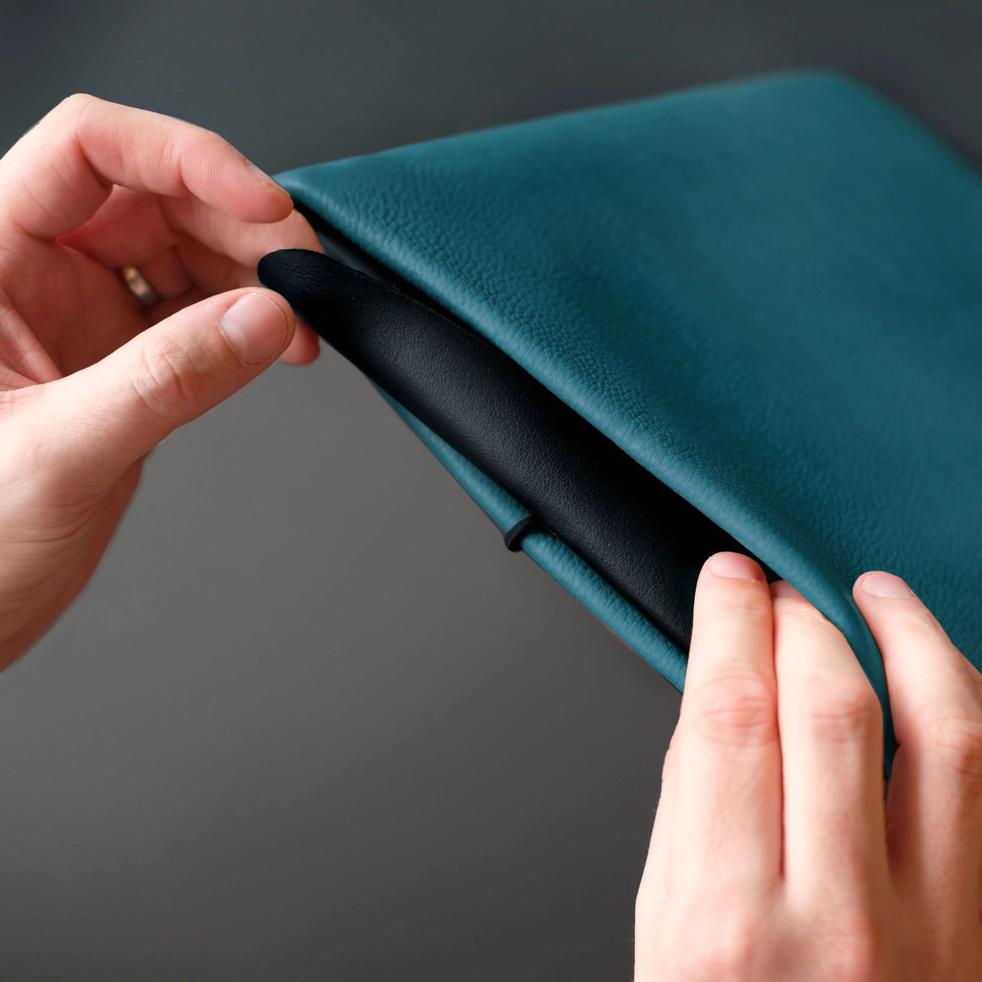 iPadhülle aus petrolgrünem Nappaleder mit schwarzer Lederklappe
