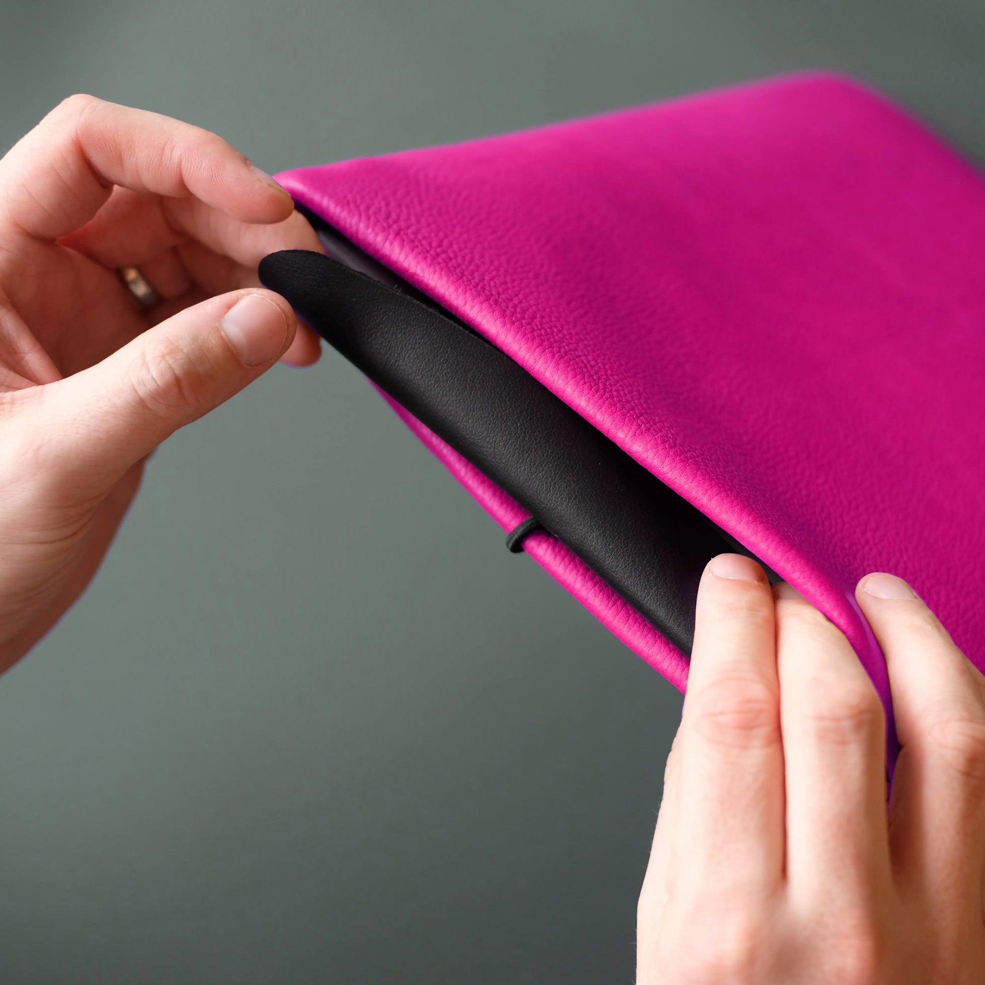 neonpinke iPad-Hülle aus genarbtem Rindsleder mit Verschlussklappe aus Leder