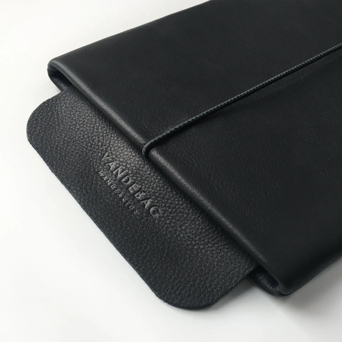 schwarze iPad Lederhülle mit geprägter Verschlussklappe aus Leder
