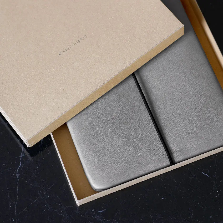 Tablethülle aus grauem Leder im Vandebag Geschenkkarton