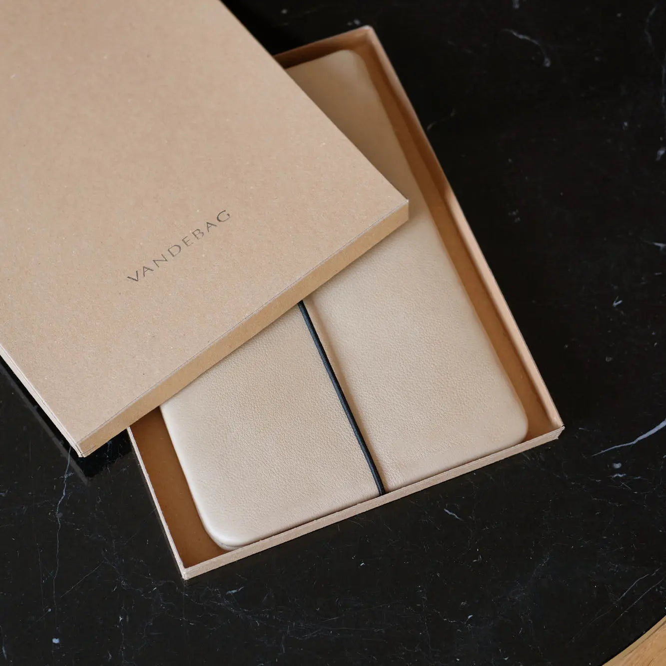 Macbook Hülle aus beigefarbenem Leder mit Geschenkbox