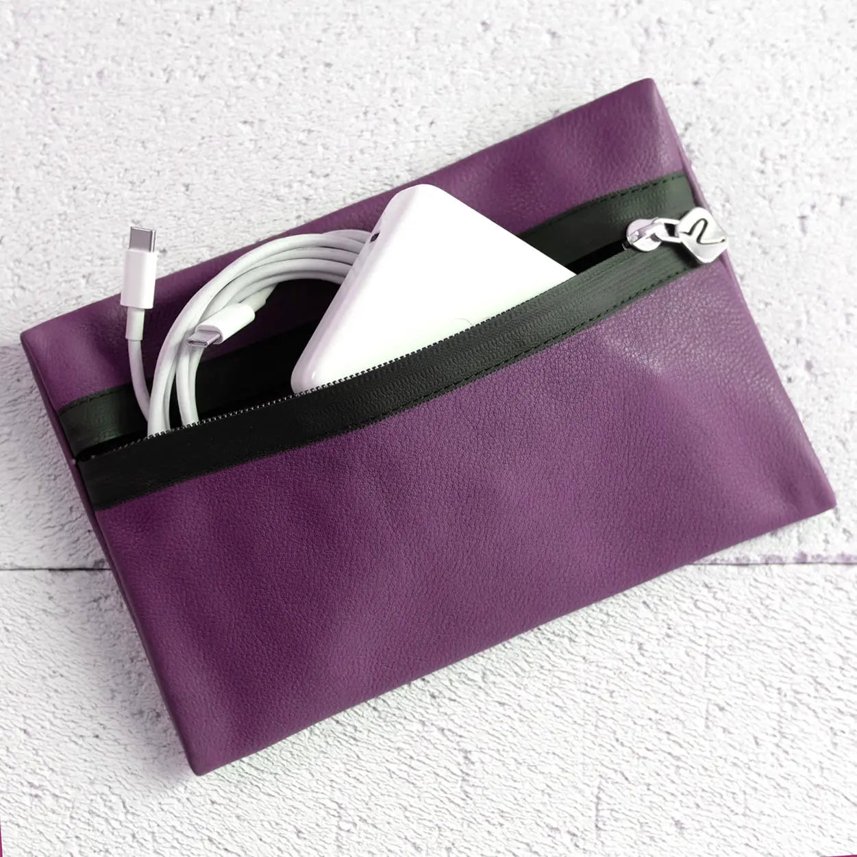 Kabeltasche aus violettem Leder mit Charger