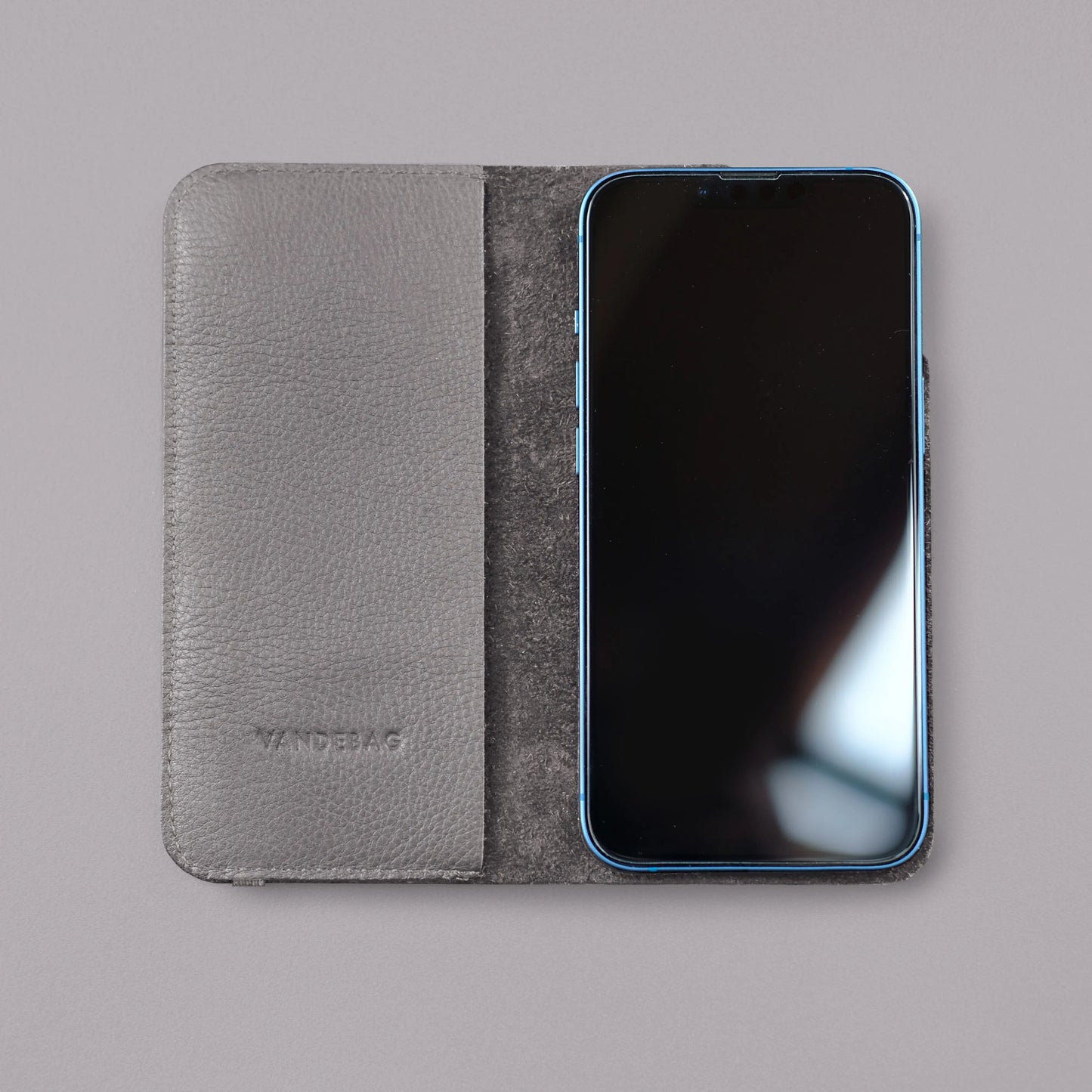 iPhone Klapphülle aus grauem Rindsleder mit Prägung von Vandebag