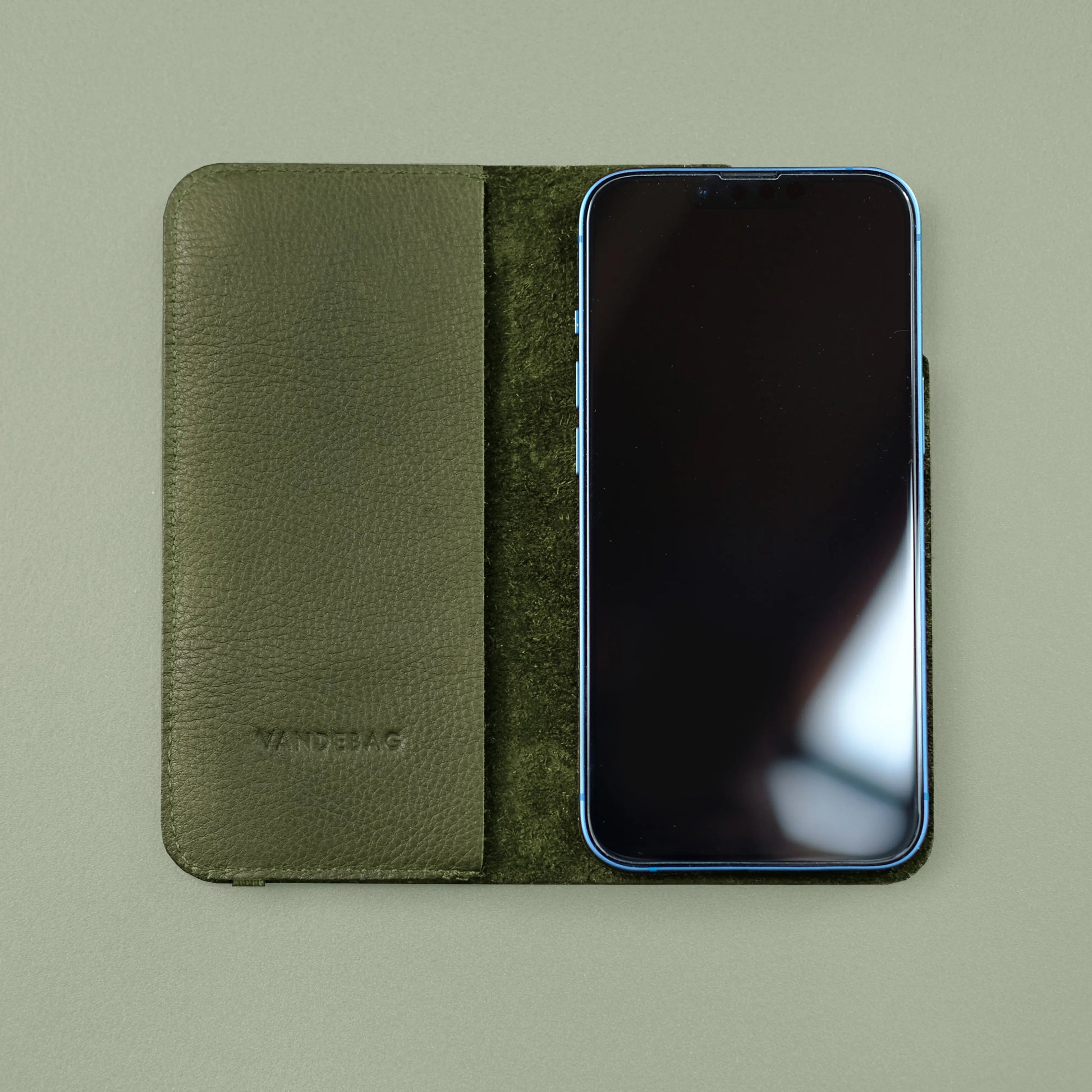 Klappcover für Handys aus khakigrünem Leder mit Vandebag Prägung
