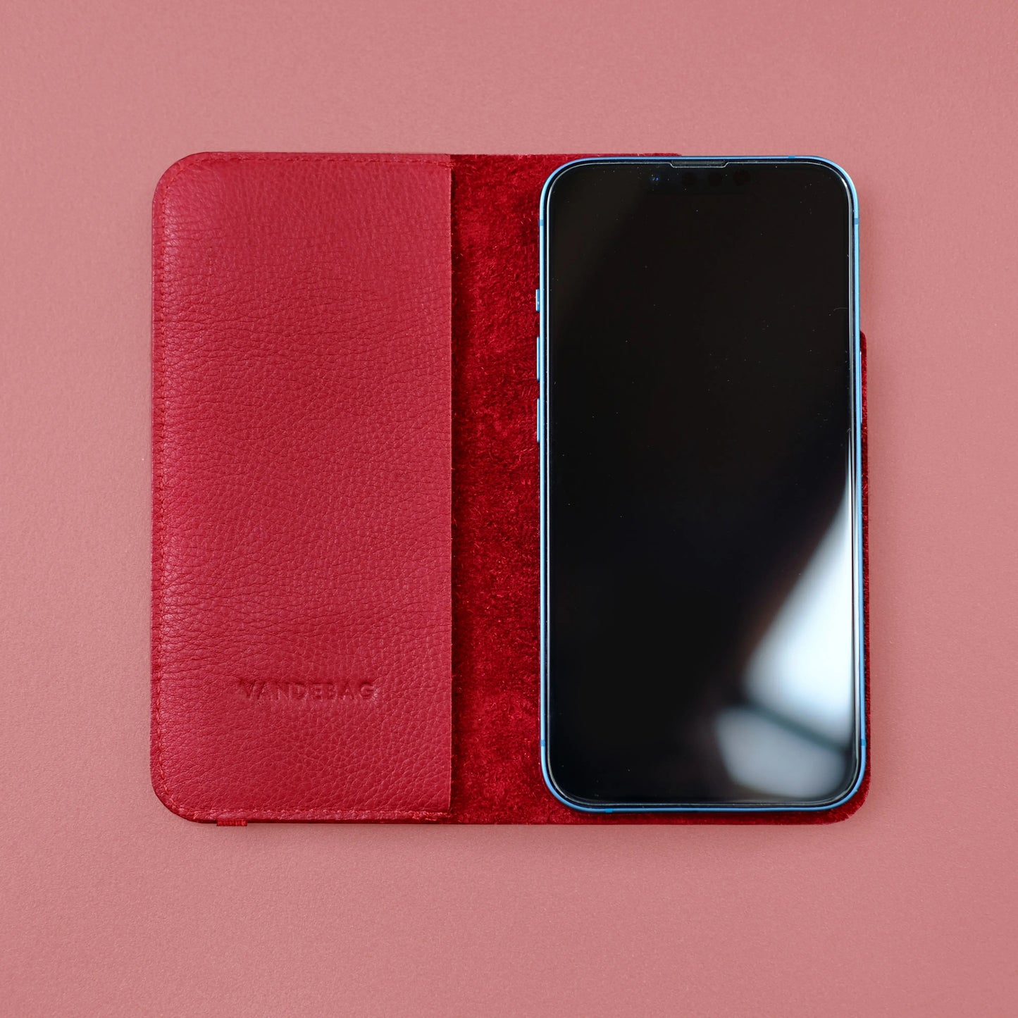 Kalppcover für iPhones aus rotem Leder mit Vandebag-Prägung