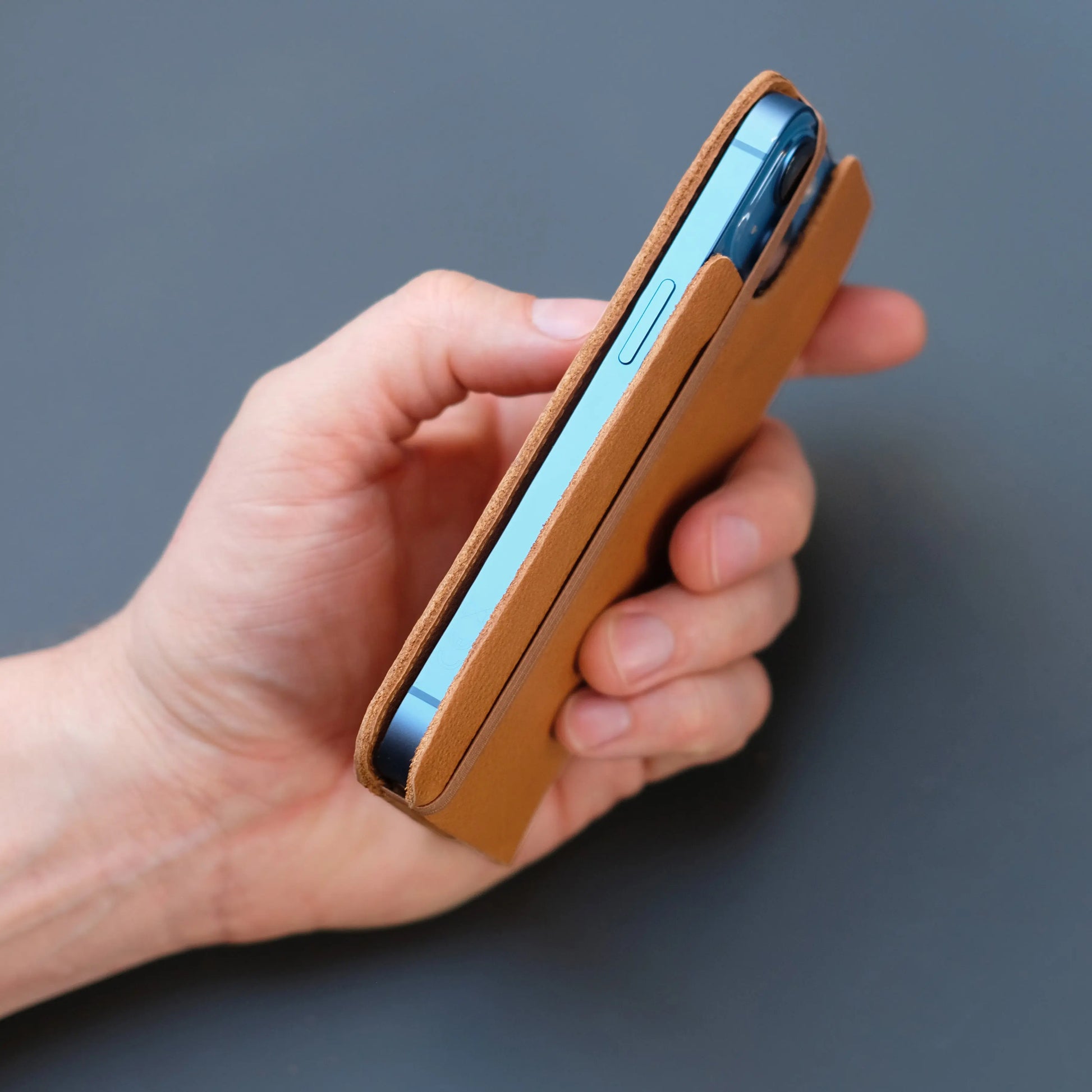 dünne hellbraune Klapphülle fürs iPhone aus Leder