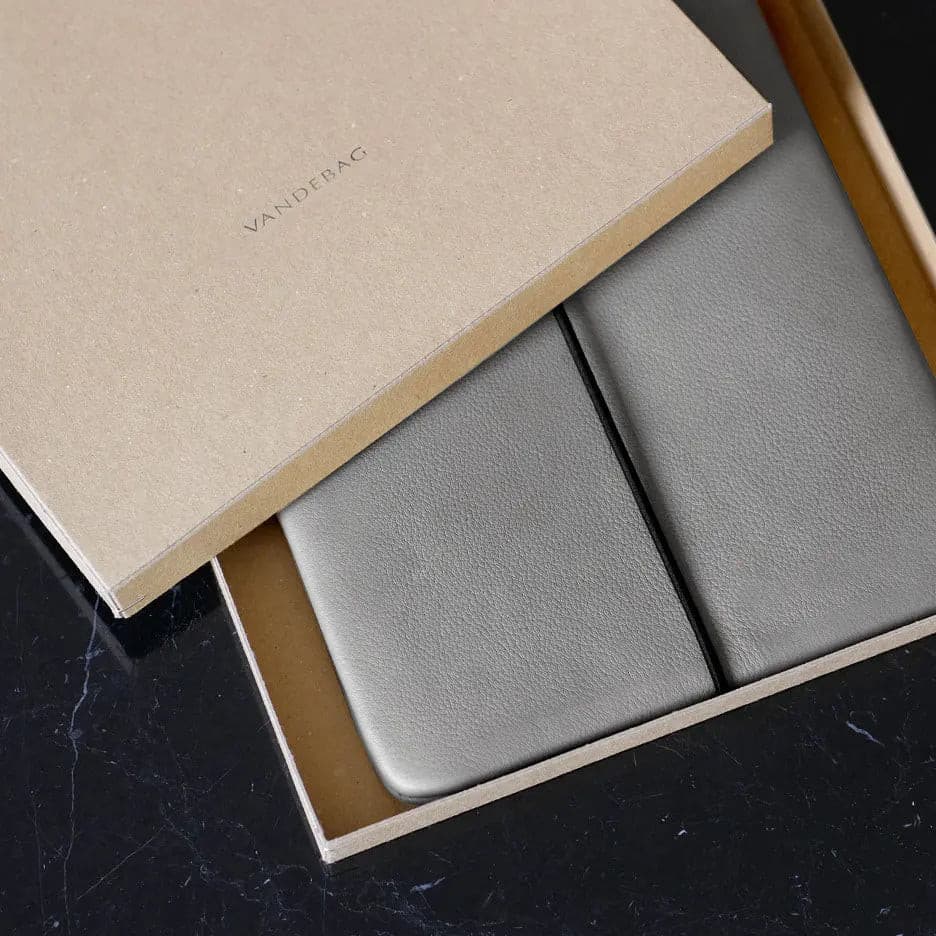 graue Lederhülle für Macbooks von Vandebag in brauner Geschenkbox
