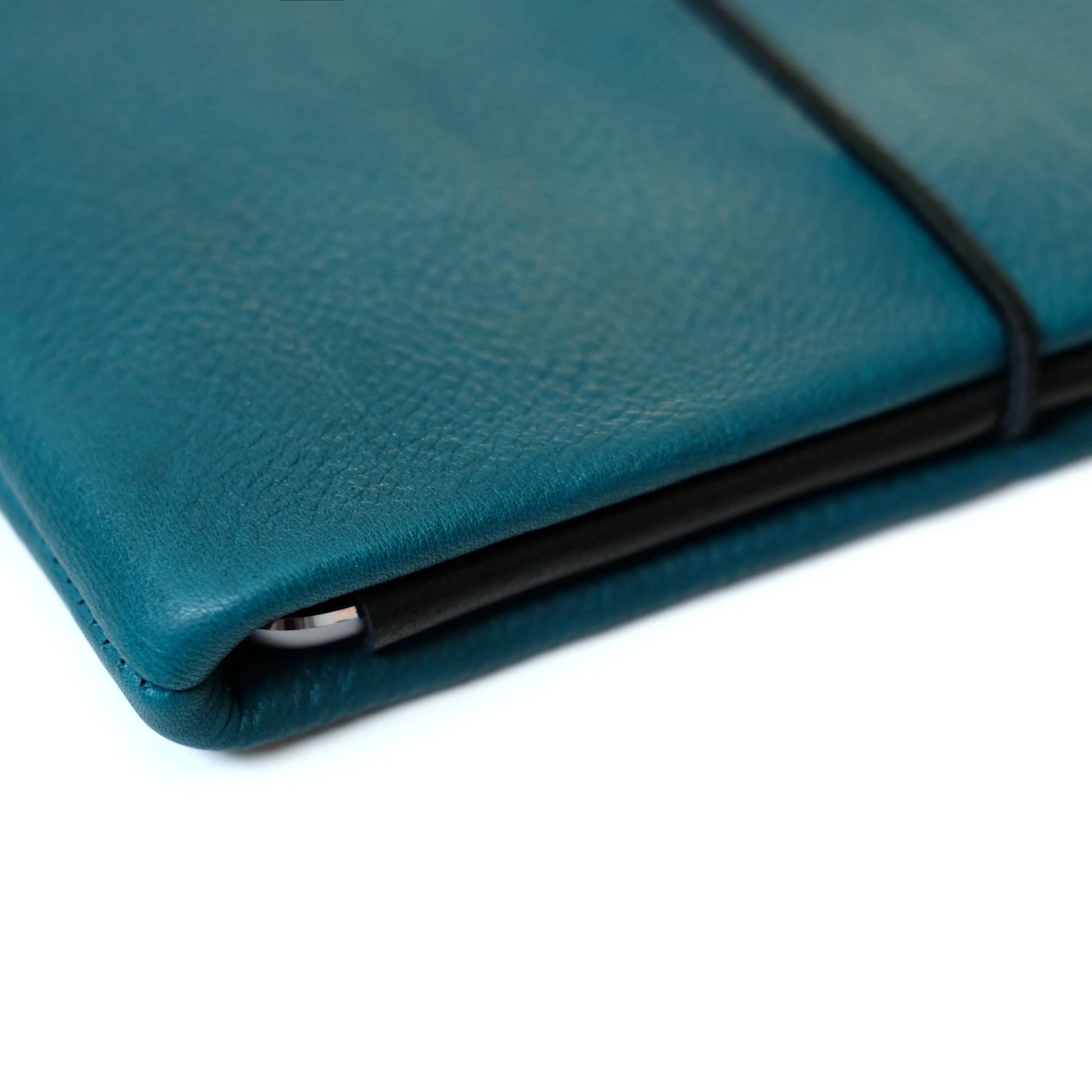 Lederhülle für dein iPad aus petrolfrabenem Leder mit schwarzer Lederklappe