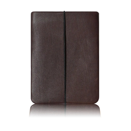 schokobraune Lederhülle für iPads oder Reader mit schwarzem Verschlussgummi