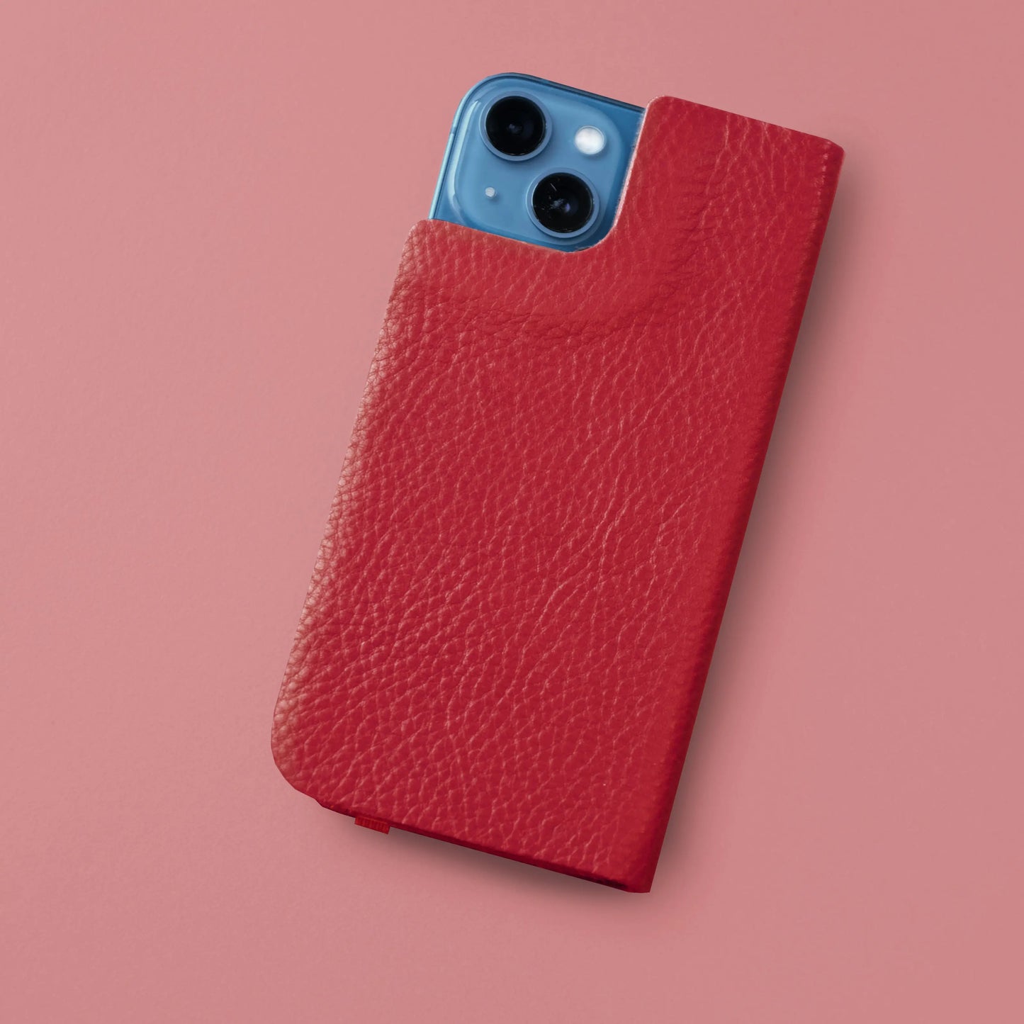 rotes Ledercover  aus Rindsleder mit blauem iPhone